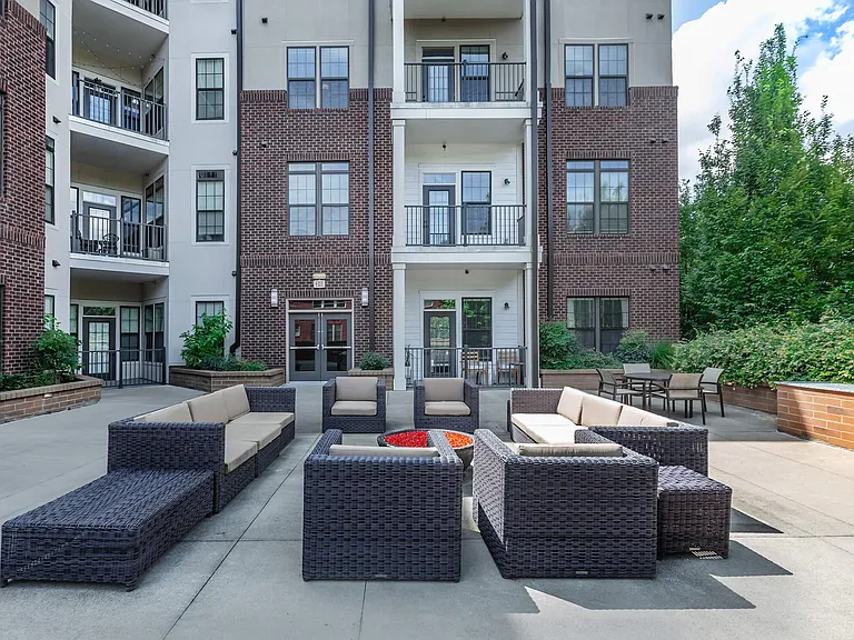 1810 Belcourt — Photo 49