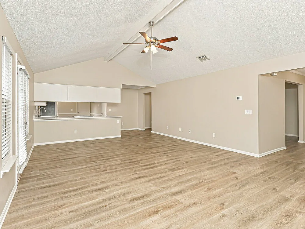 4 bed, 2.0 bath, 2124 sqft, $2,715 — Photo 4