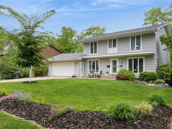 2232 Birchwood Dr NE, Cedar Rapids, IA 52402