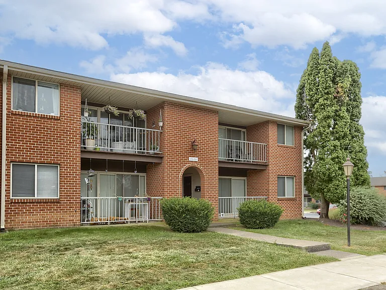 Delbrook Manor Apartments — Photo 3