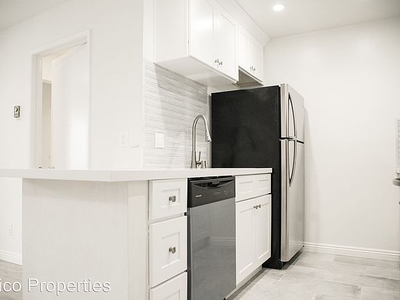 3rd image of 724 W Knoll Dr APT 202
