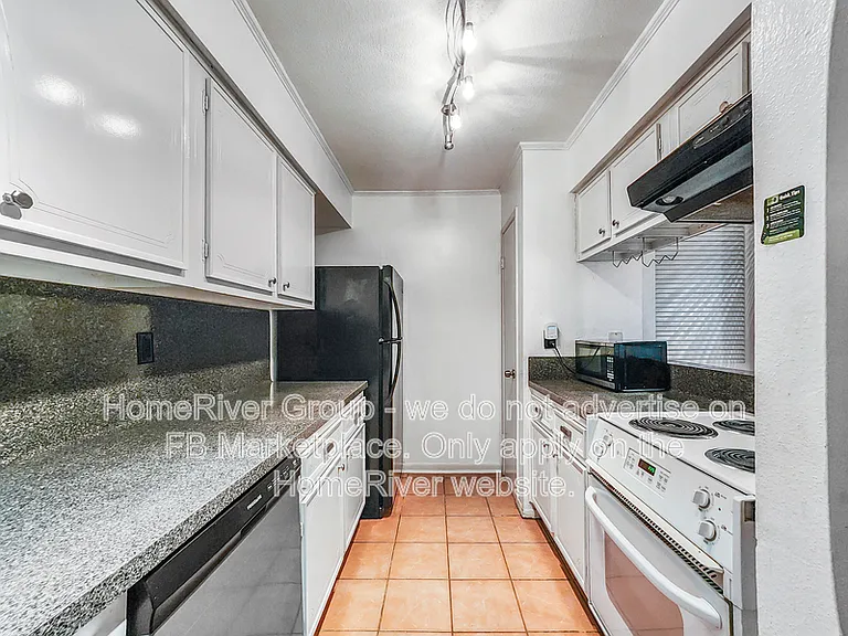3131 Cummins St #15 — Photo 6