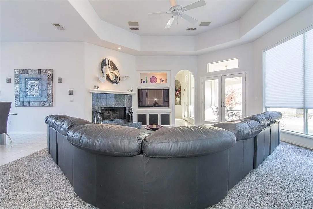 4 bed, 3920 sqft, $5,000 — Photo 4