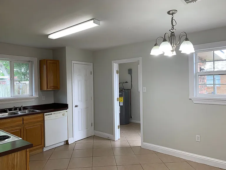 510 Chalmette Ave #12 — Photo 8