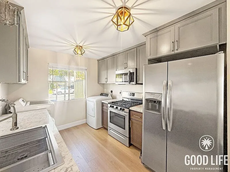 2 bed, 1.0 bath, 900 sqft, $3,300 — Photo 2