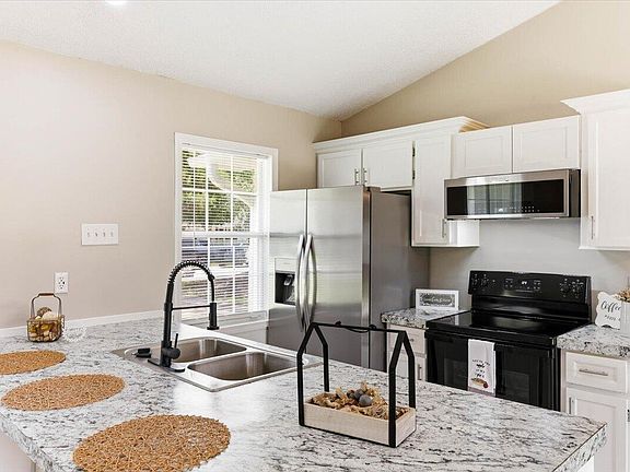 4th image of 405 Amberjack Way