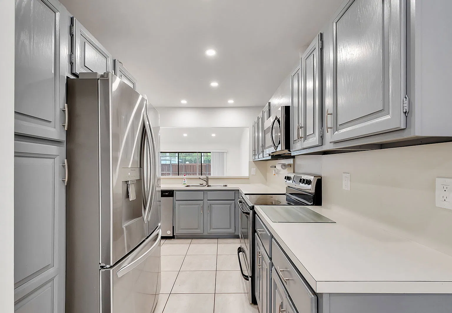 3 bed, 2.0 bath, 1359 sqft, $3,300 — Photo 3