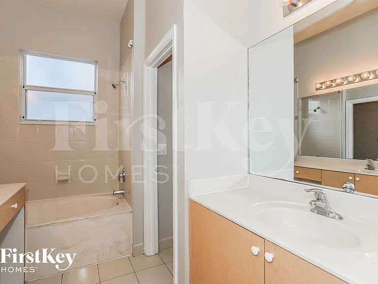 1700 NE 37th Pl — Photo 9