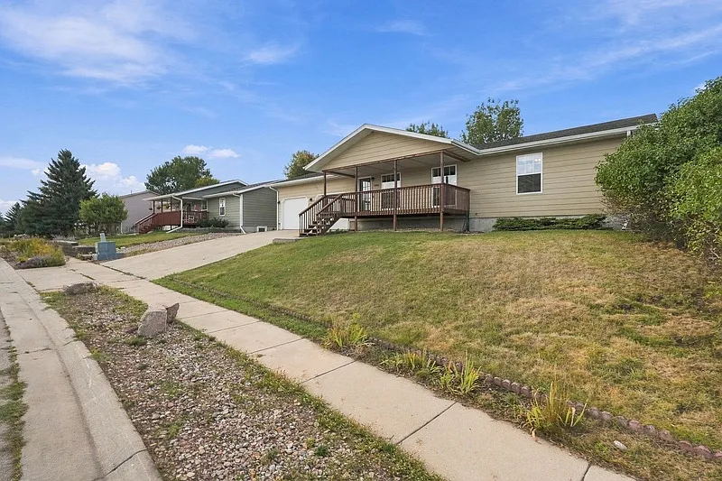 4 bed, 2.0 bath, 1711 sqft, $2,500 — Photo 3