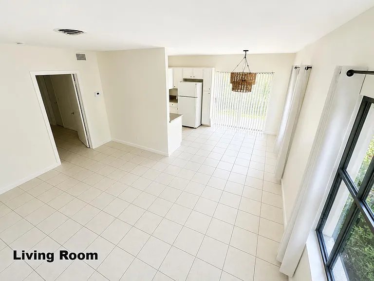 111 SE 7th Ave — Photo 8