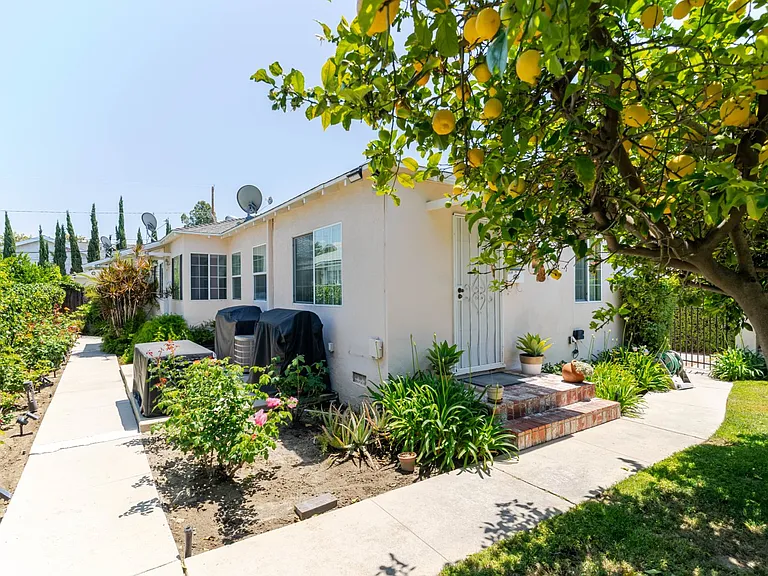 5618 Riverton Ave — Photo 5