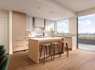 5255 Kersland Dr #212, Vancouver, BC V5Y 2M8