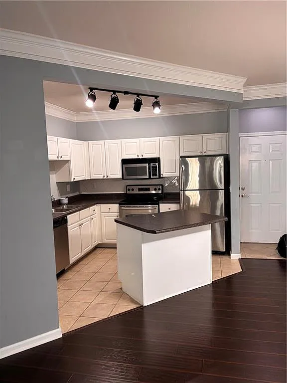 1 bed, 1.0 bath, 845 sqft, $1,600 — Photo 4