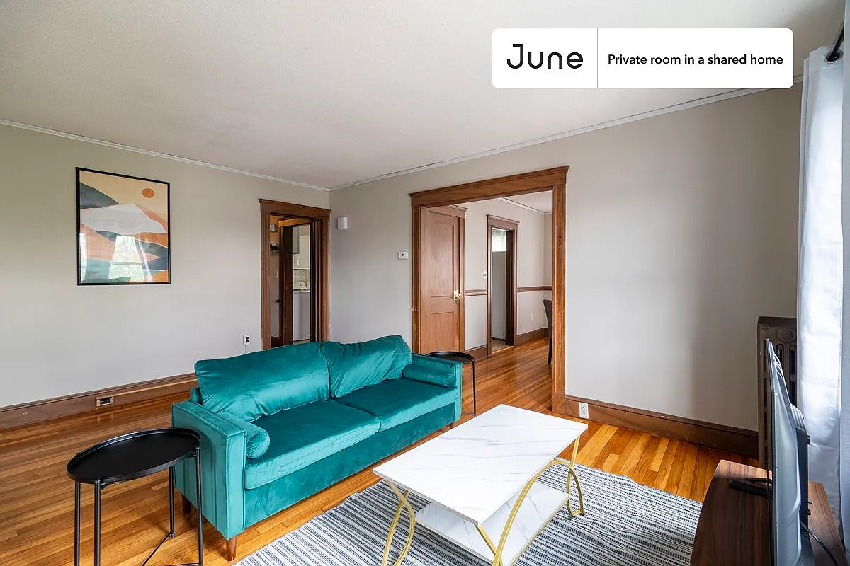Queen bedroom in 4 bed/1 bath home in Somerville #1890 B — Photo 4