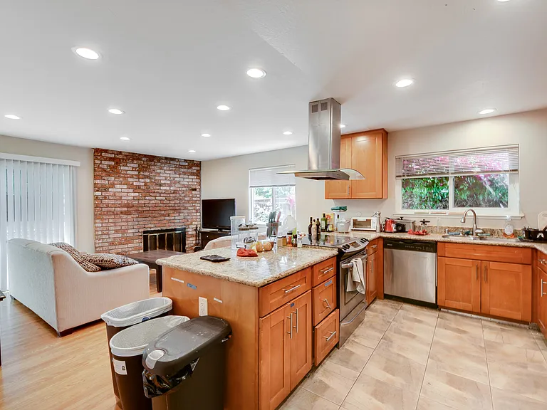 771 Ormonde Dr — Photo 4