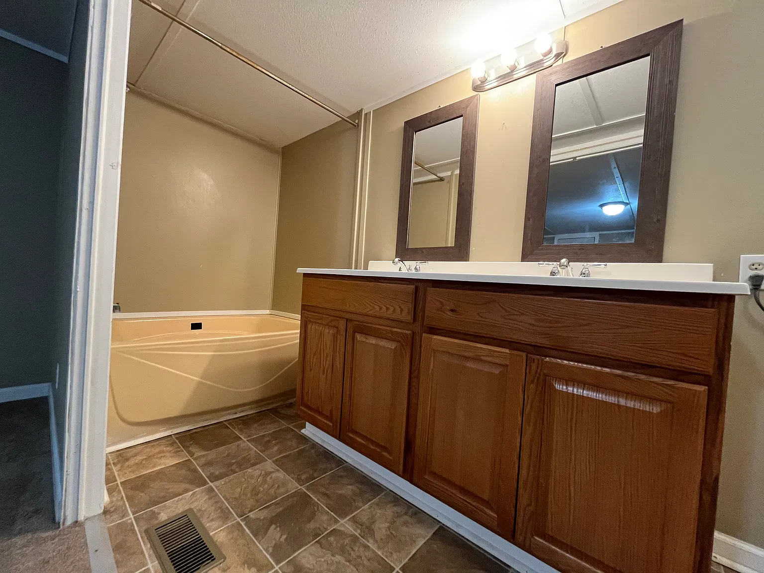 3 bed, 1200 sqft, $1,000 — Photo 4