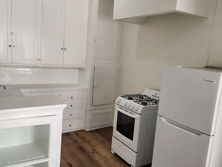 Modern Living in Koreatown: Stylish Studio Apartment — Photo 28