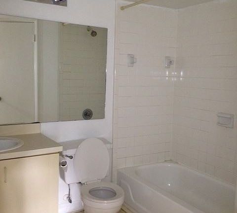 4th image of 300 Lakepoint Dr Unit 204