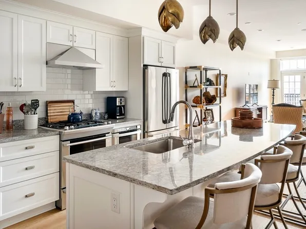 380 Bunker Hill Ct #111, Charlestown, MA 02129