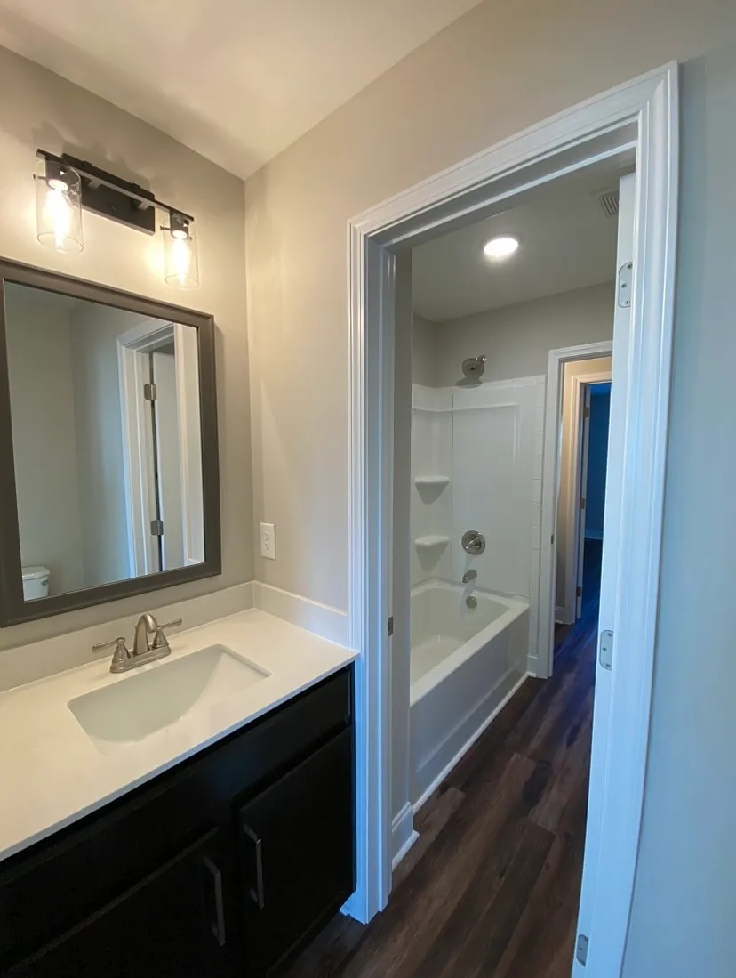 1035 Glenkirk Drive - D — Photo 2