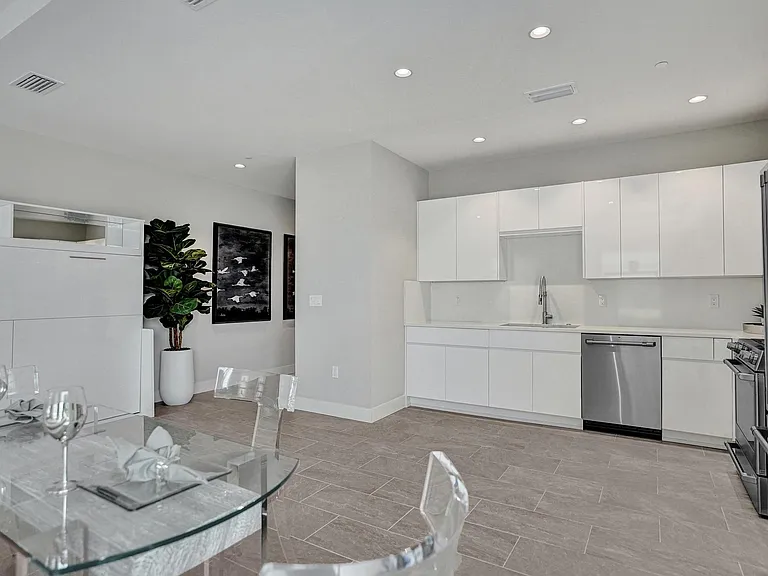 41 SW Seminole St #209 — Photo 5