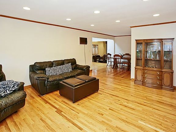 3rd image of 165 Willow St