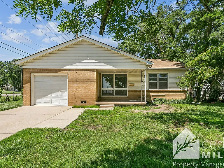 8002 E Gilbert St — Photo 2