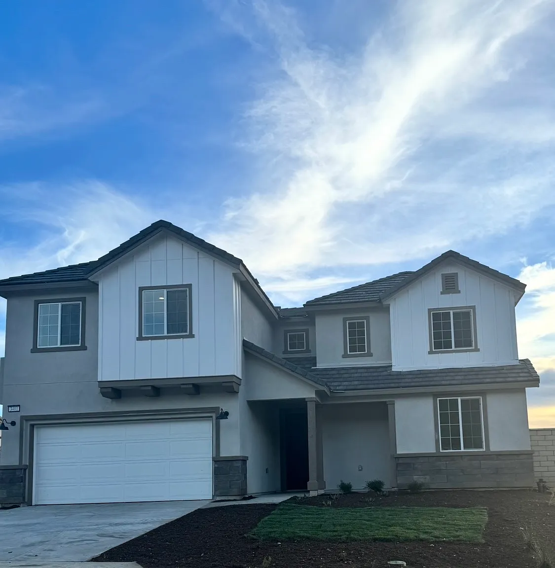 5 bed, 2585 sqft, $5,200 — Photo 2