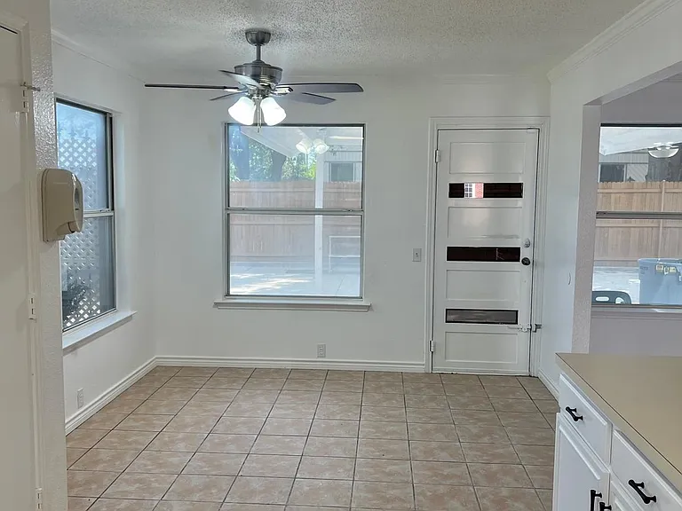 1161 Victoria Dr — Photo 4