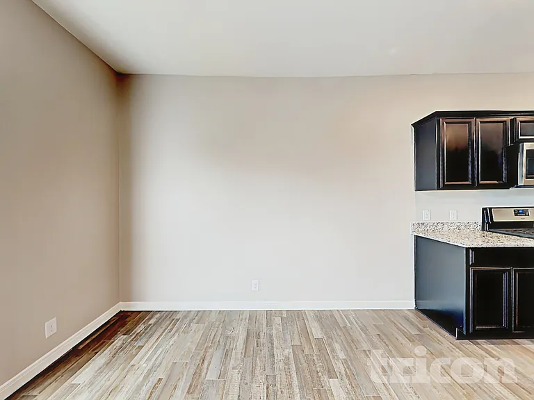 4945 Hallies Gdn — Photo 7