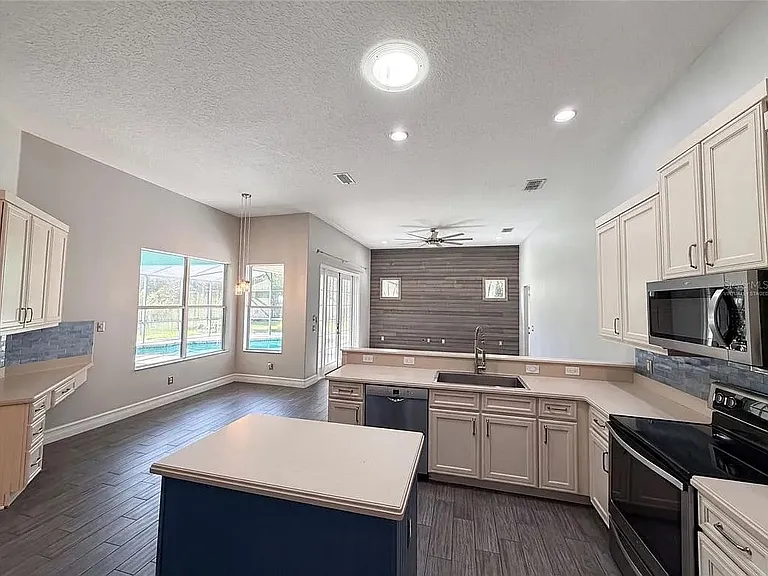 6165 N Walnut Ave #1 — Photo 2