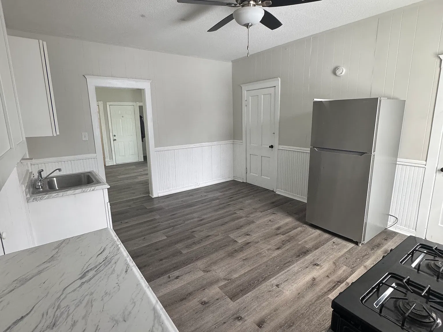 896 Case Ave — Photo 3