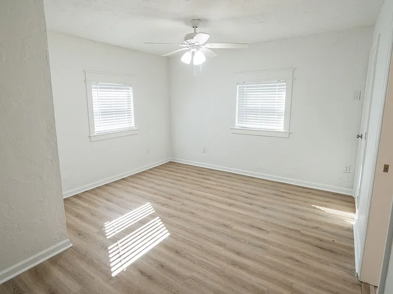 406 Essex Dr — Photo 16