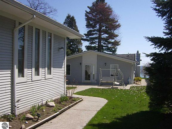3rd image of 2462 N East Dr