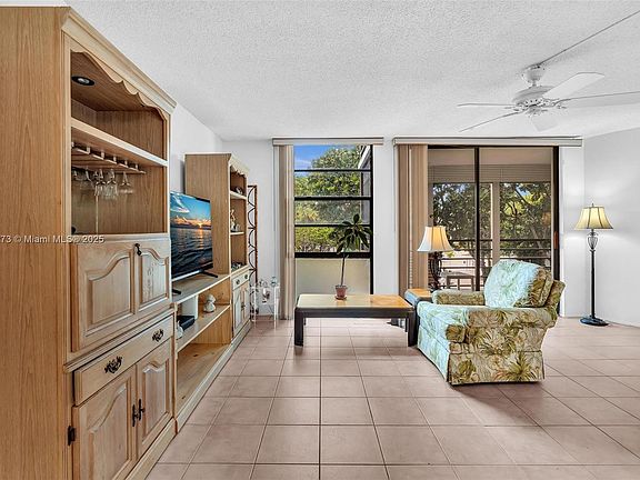 4th image of 20400 NE Country Club Dr #215
