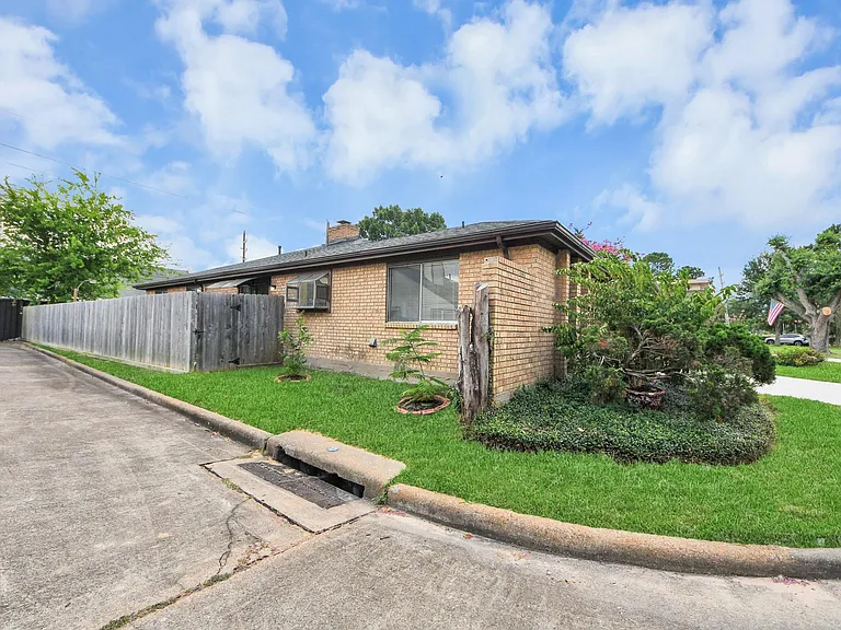 3935 Heathersage Dr — Photo 4