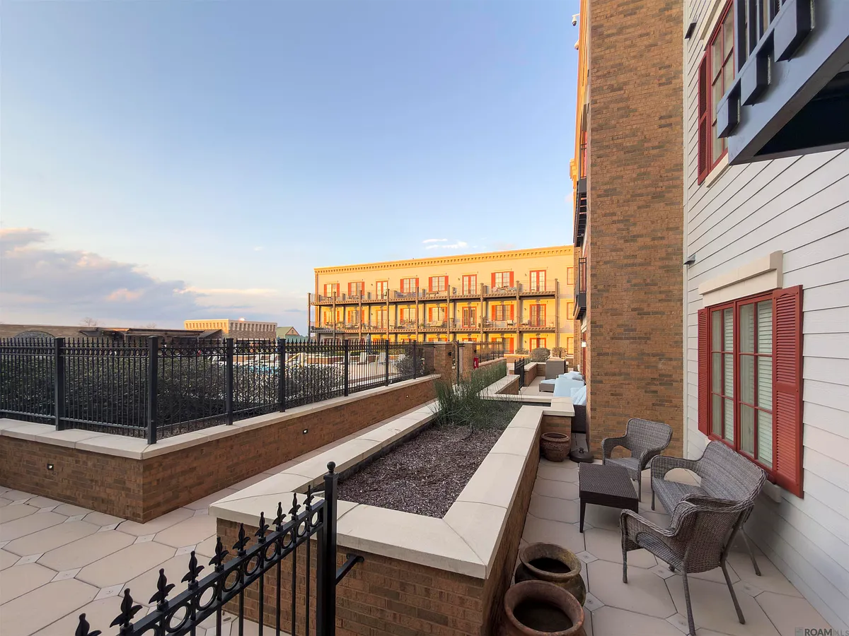 Building Photo - 7707 Bluebonnet Blvd #215