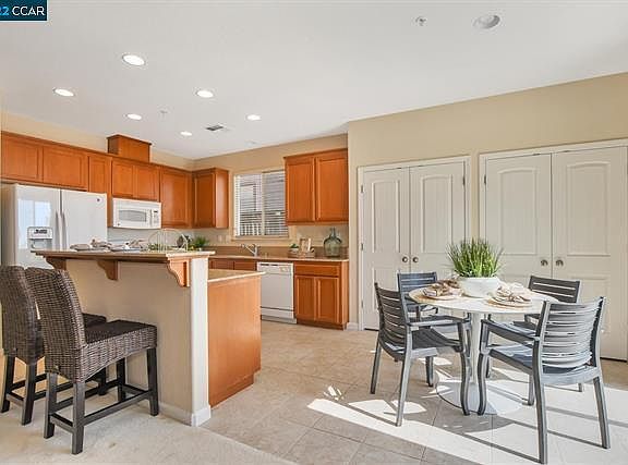 2nd image of 1066 Santa Lucia Dr