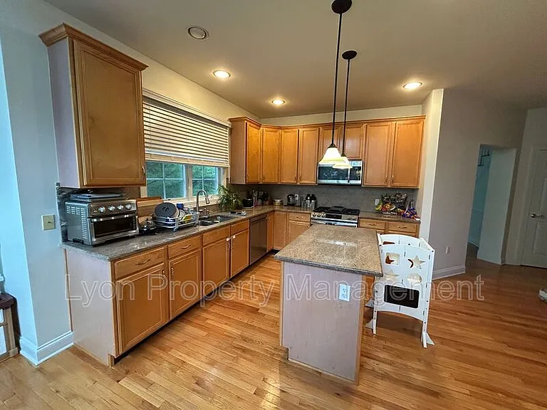 240 Sanctuary Dr — Photo 2