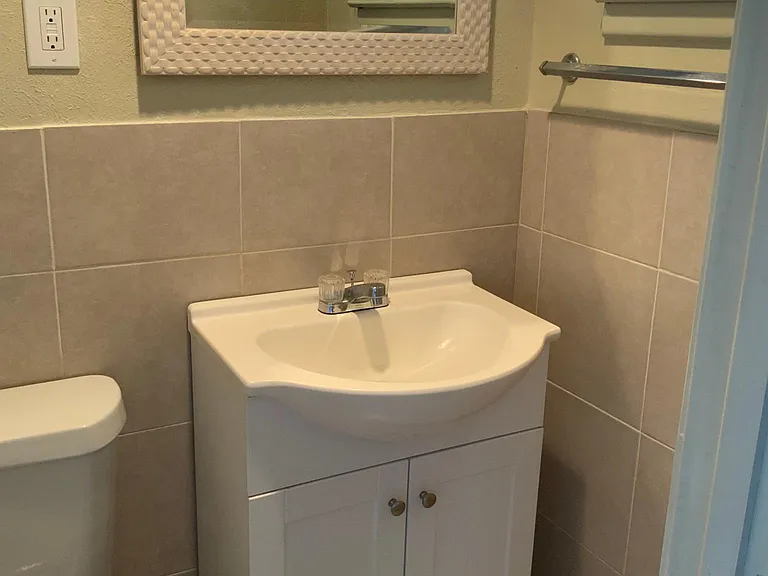 713 Clover Park Dr — Photo 8