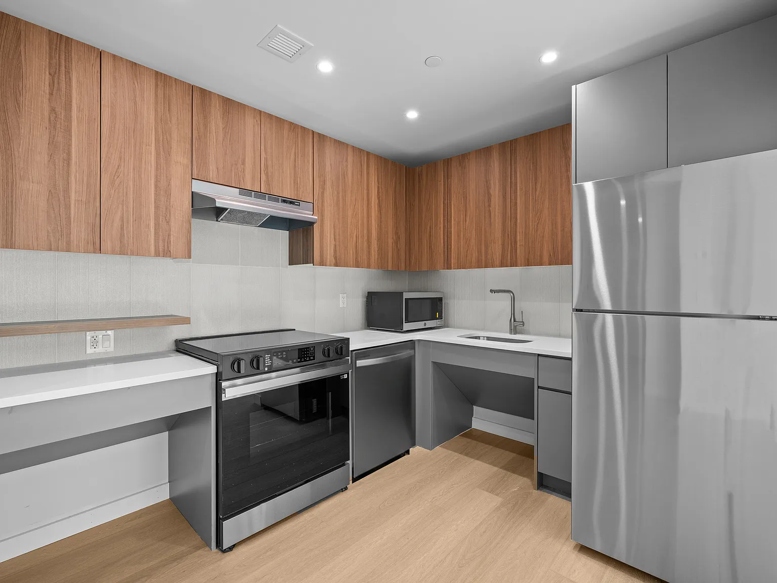 2905 W 17th St — Photo 2