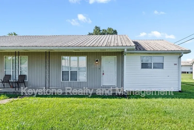 2 bed, 1.0 bath, 1145 sqft, $825 — Photo 2