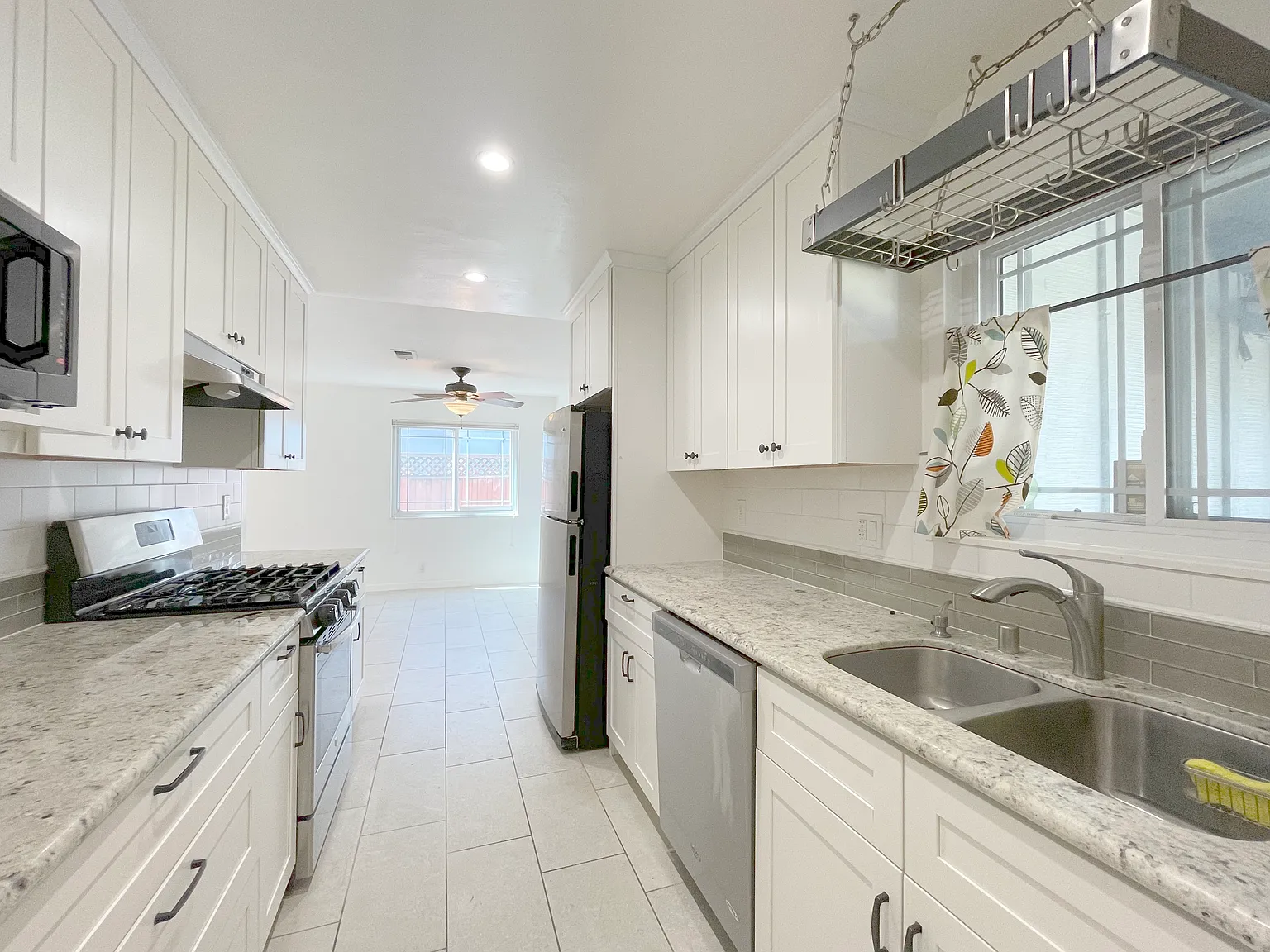 3 bed, 1374 sqft, $4,100 — Photo 4
