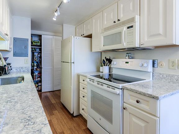 3rd image of 805 29th St #312