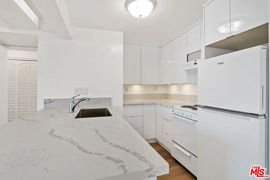 2 bed, 798 sqft, $3,899 — Photo 2