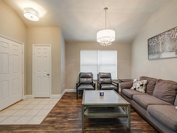 3rd image of 812 Deerbrook Cir