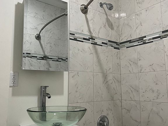4th image of 104 Glenwood Ave #205
