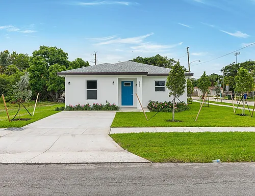 2360 NW 14th St Photo 1