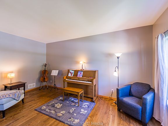 3rd image of 39W115 S Hyde Park