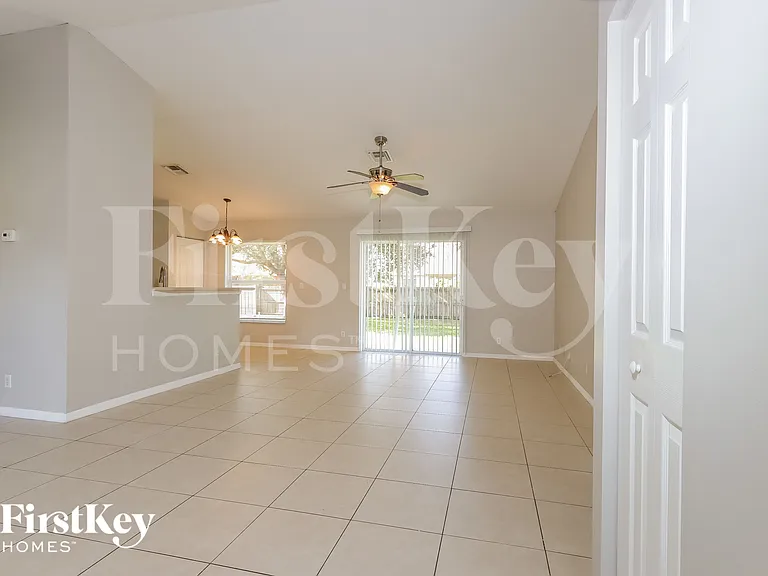4414 SW Cacao St — Photo 5